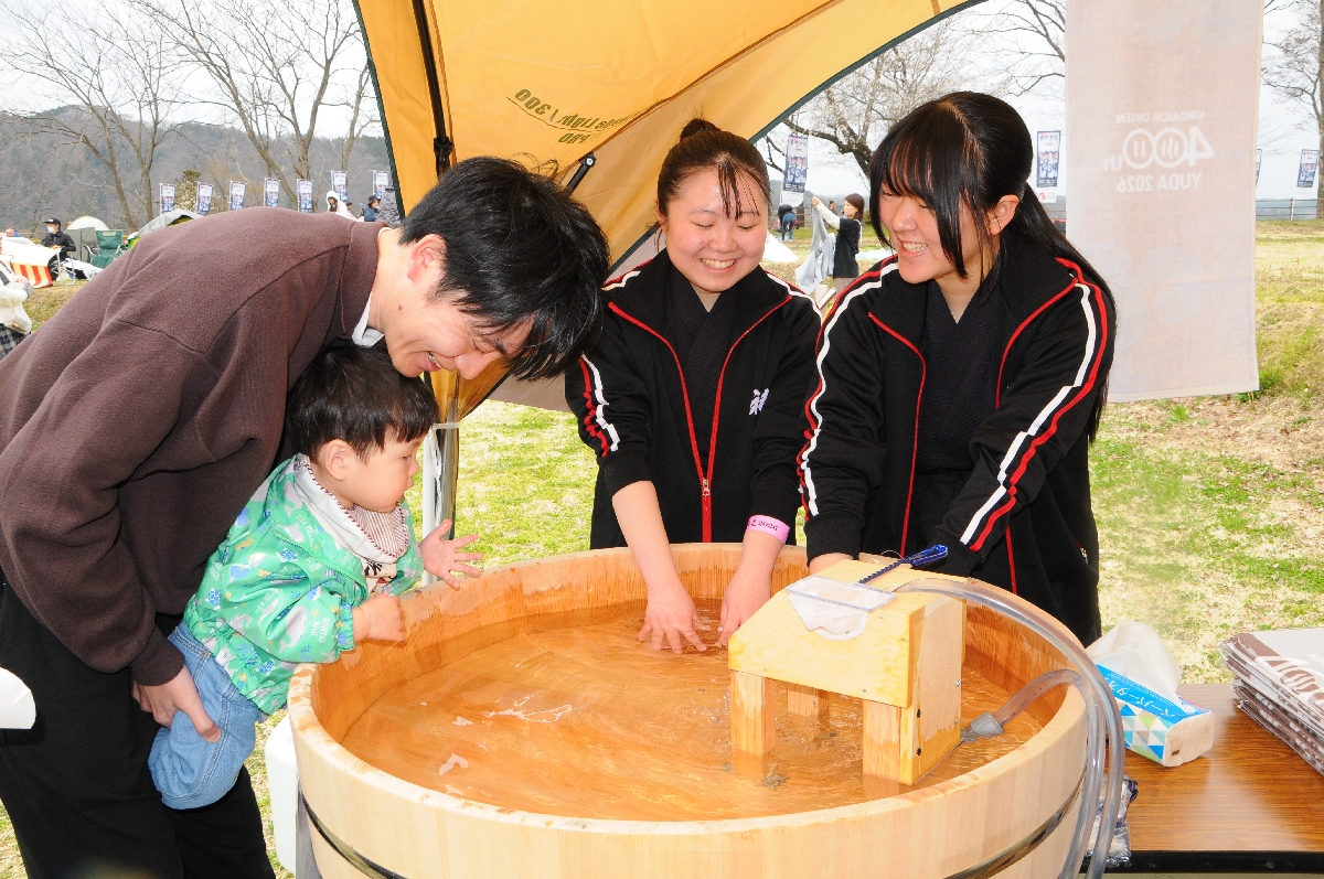 金田一温泉のお湯を会場に“出前”し、手を入れて温まることができる「手湯」も人気