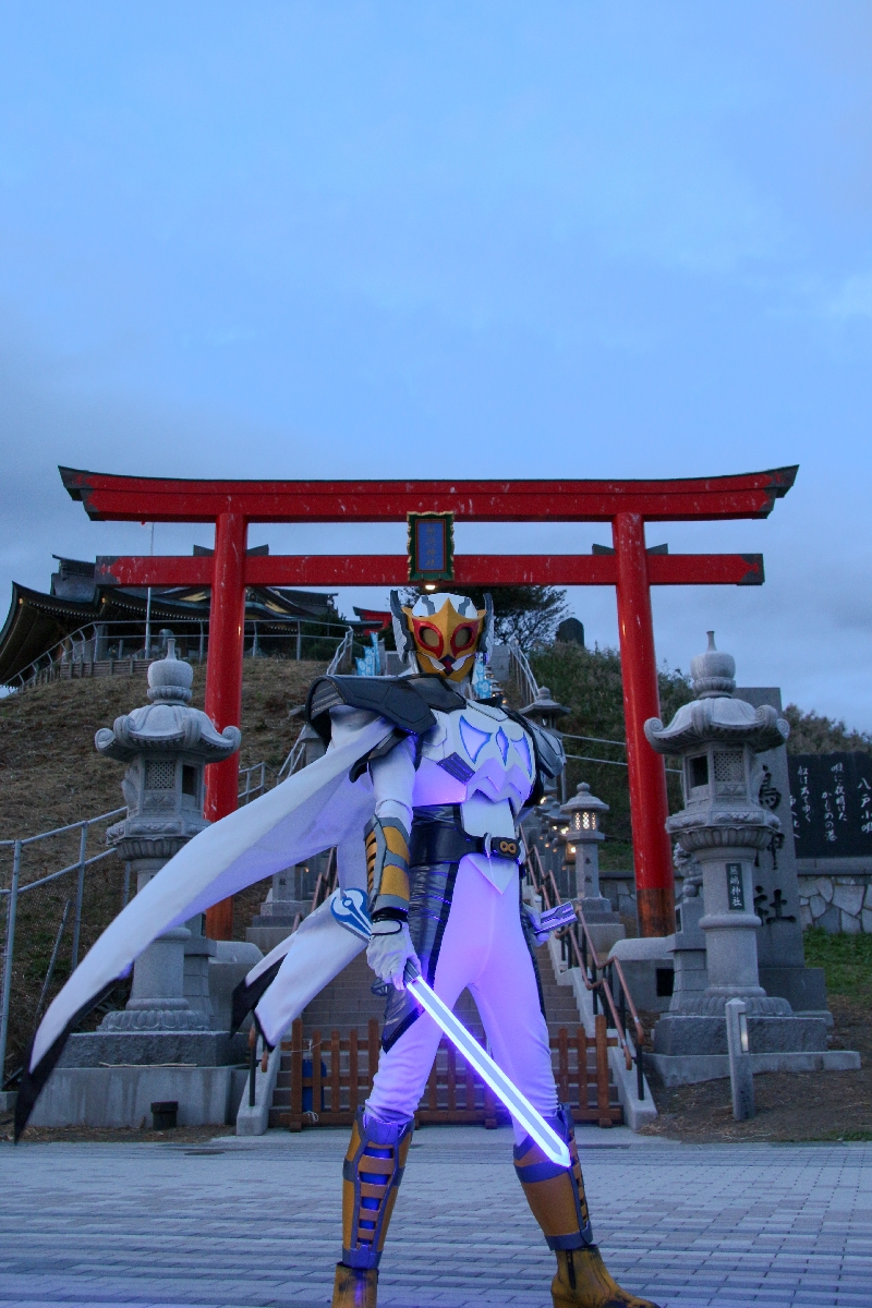 蕪嶋神社の鳥居前に降臨した快鳥童子シーガルマン