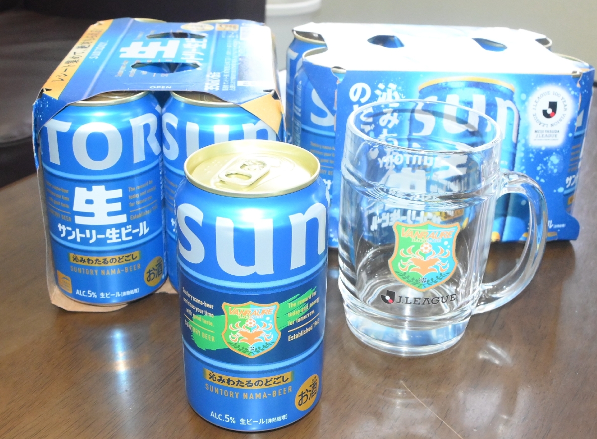 サントリーとJリーグが共同で実施するキャンペーンでは、好きなチームのエンブレムがデザインされたジョッキや缶ビールが景品となる