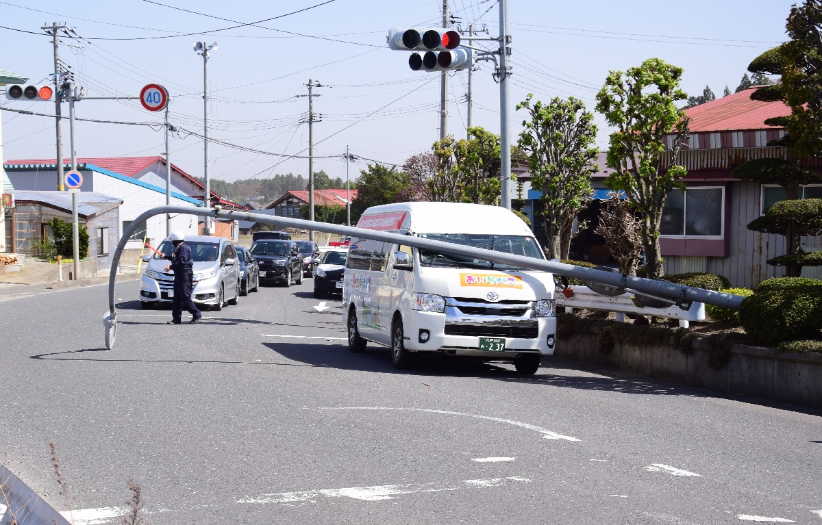 街灯倒れ、おいらバスに衝突／おいらせ町上久保