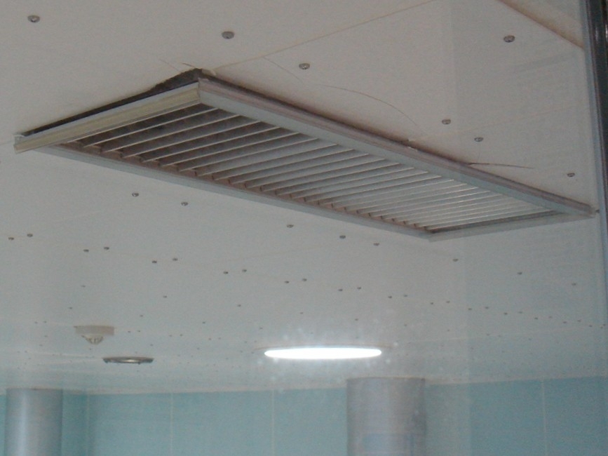 天井材の一部が剥がれた西地区給食センターの洗浄室(同センター提供)
