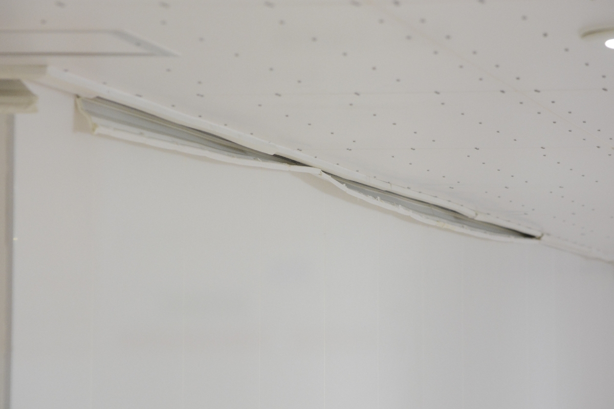 釜調理室の見切材が剥がれた西地区給食センター=21日、八戸市