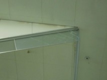 ひびが入った東地区センターのガラス製防煙垂れ壁（八戸市教委提供）