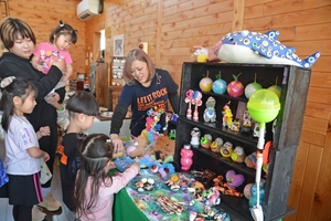 親子で「ハルイロ」満喫 東北町春まつり開幕