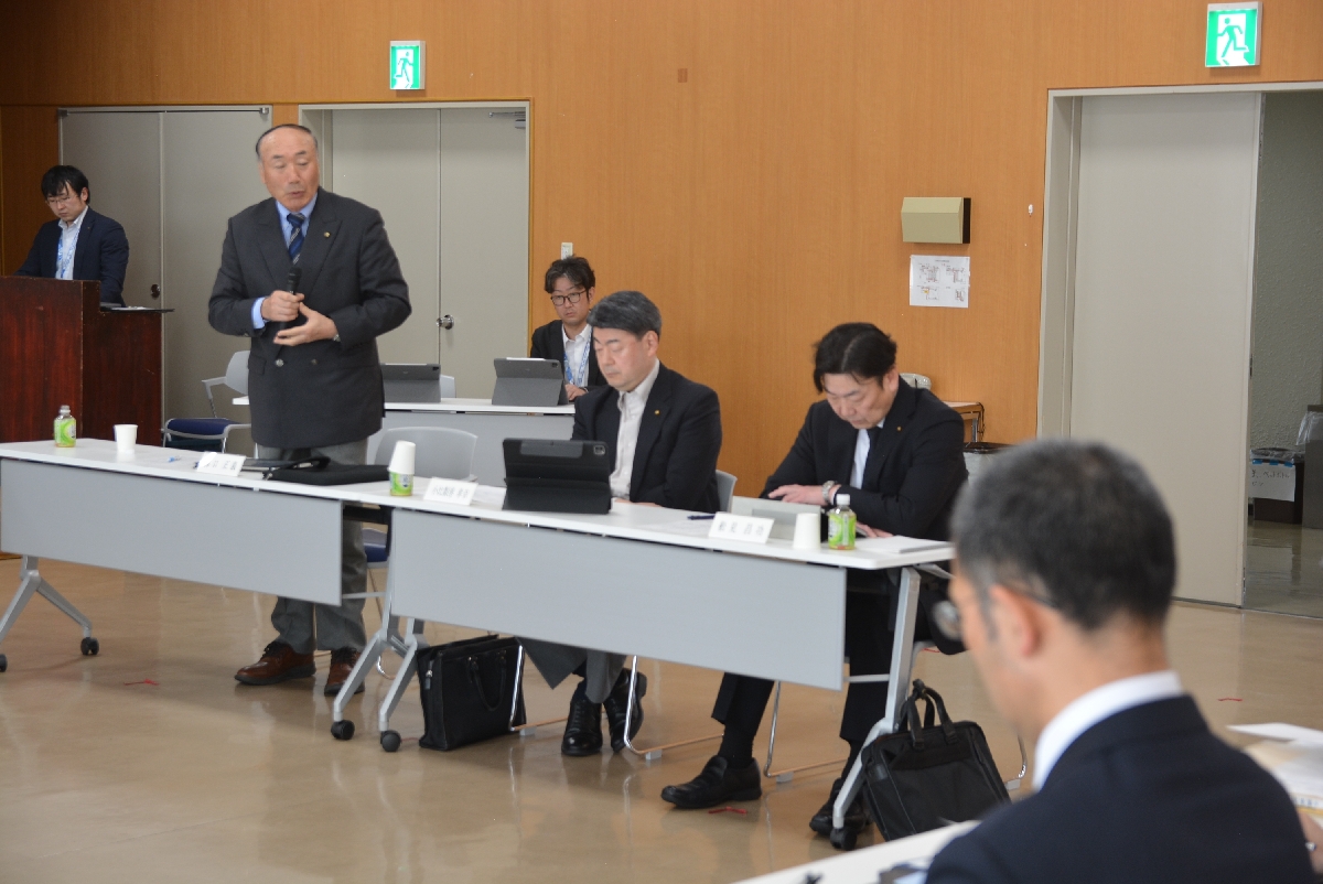 三沢市立第一中の整備計画に関して質問する委員=21日、同市