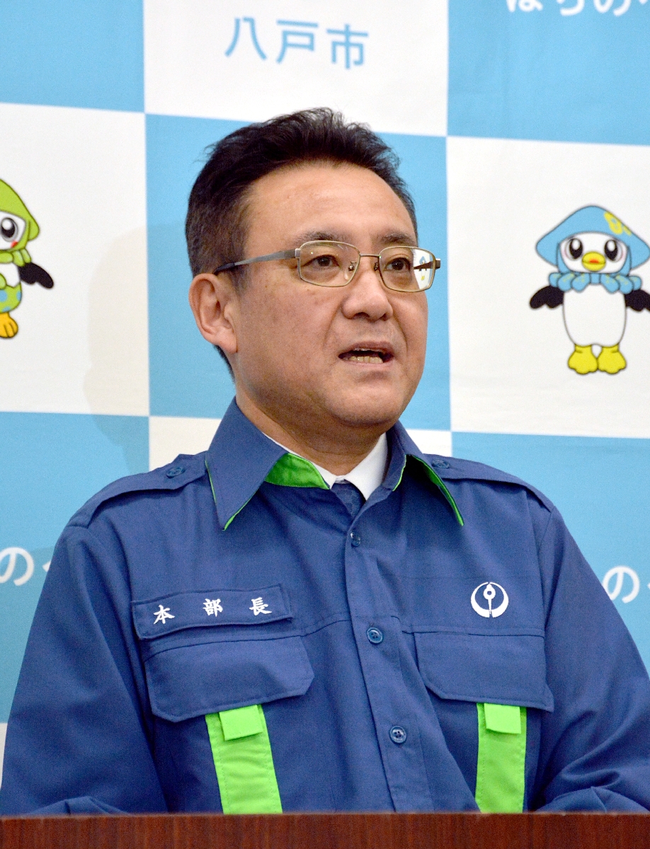 津波避難時の徒歩避難徹底について考えを述べる熊谷雄一市長=21日、八戸市庁