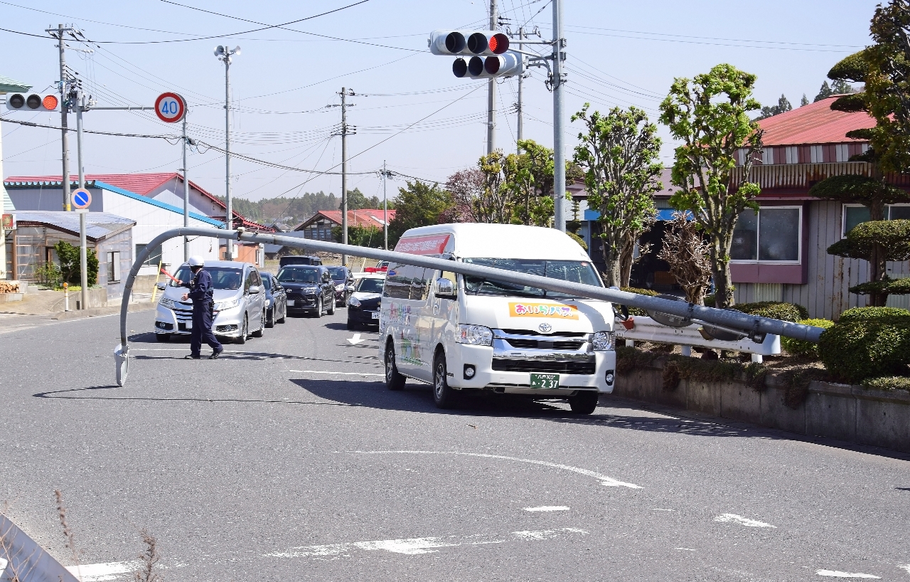 街灯が倒れた事故現場＝２１日午後１時半ごろ、おいらせ町上久保