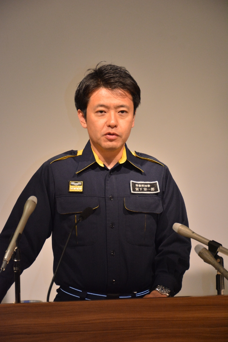 東北町で発生した鳥インフルエンザが疑われる事例について説明する宮下宗一郎知事=21日、青森県庁