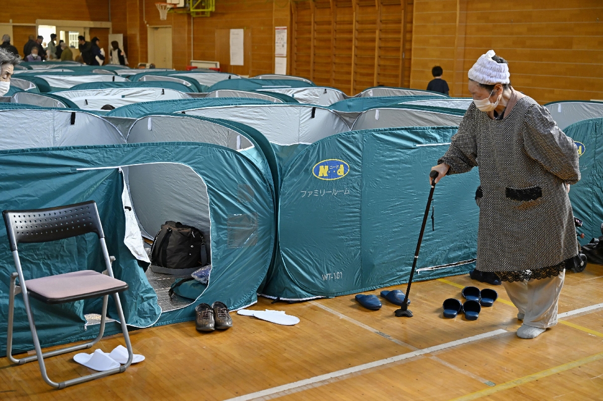 　避難所となった吉里吉里学園小学部で過ごした人たち＝２３日午前７時２０分、岩手県大槌町