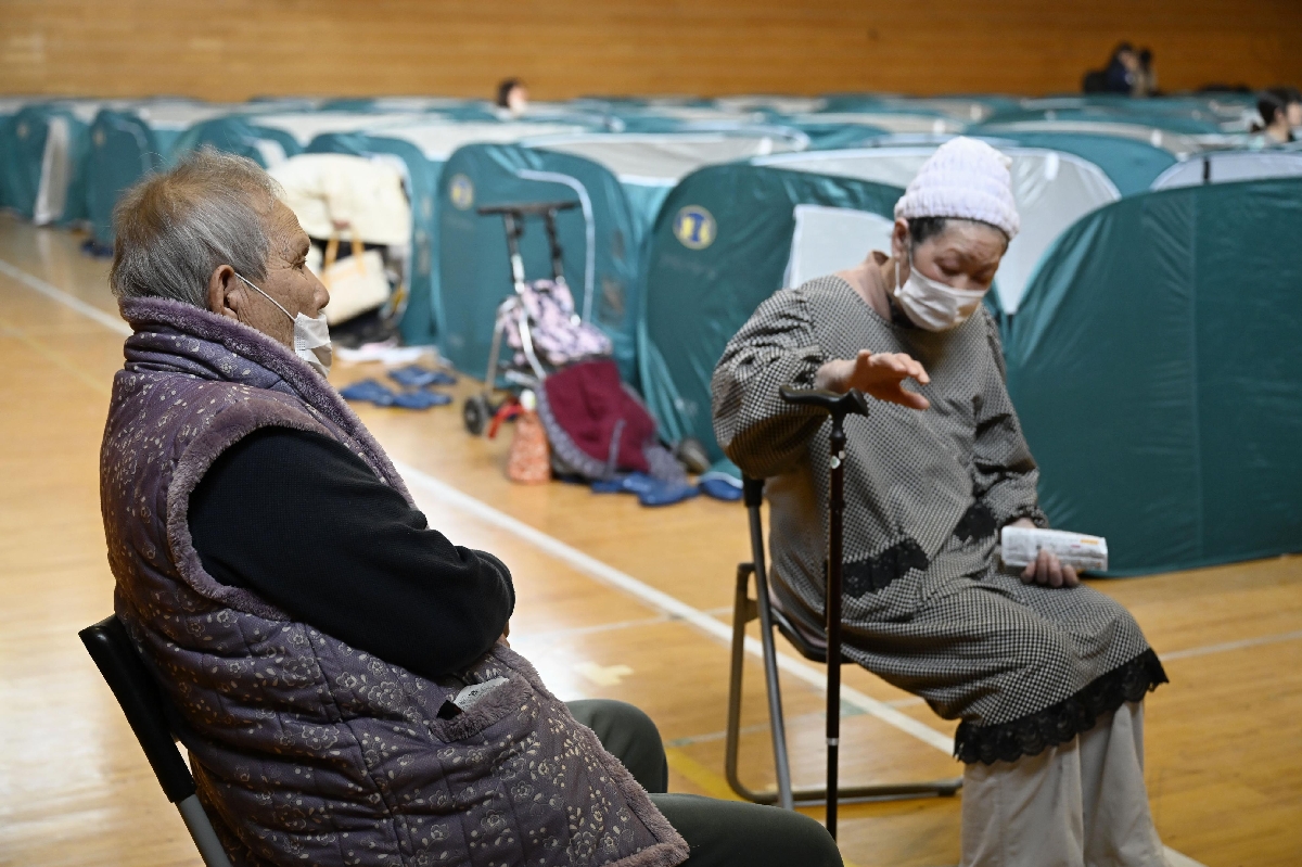 　避難所となった吉里吉里学園小学部で過ごした人たち＝２３日午前７時１９分、岩手県大槌町
