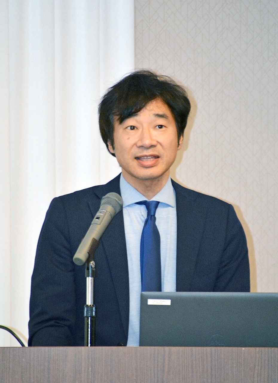 イランとの戦闘を巡る米国の背景などについて講演する増田剛氏＝２３日、八戸パークホテル