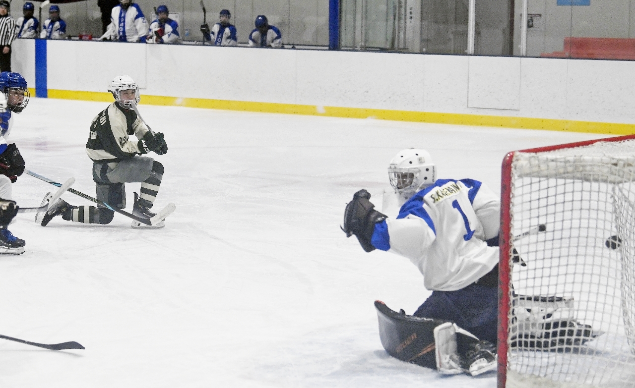 【工大一―八学光星・八戸合同】第３ピリオド３分１８秒、工大一は河口逞（左）がシュートを決め、８―０と突き放す＝テクノルアイスパーク八戸