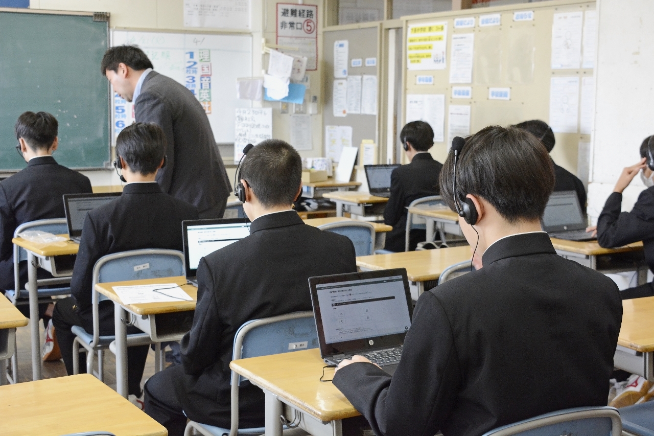 英語のテストを前に端末の動作確認などを行う生徒ら＝２３日午前１０時半ごろ、八戸市立下長中