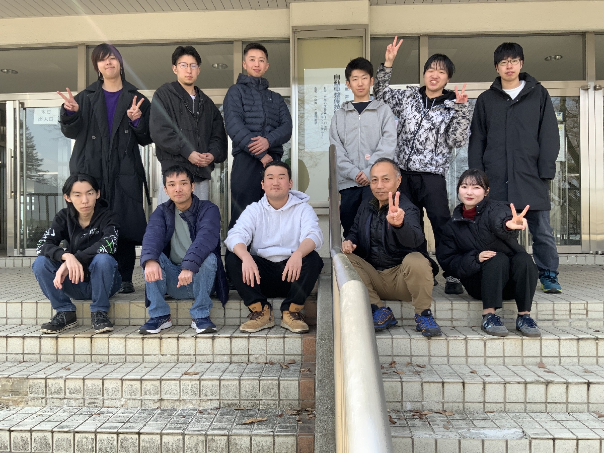 全員合格を果たした学生ら（浅川拓克教授提供）