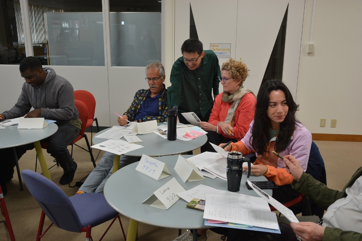 自分の名前をカタカナで書いてみる参加者