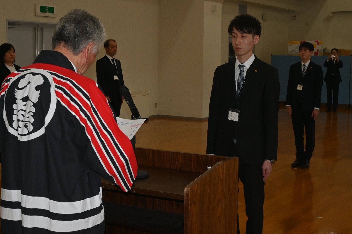 馬渡正博団長(左)から辞令を交付される三上駿さん