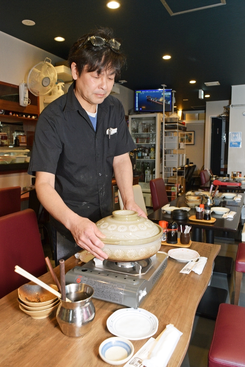 宴会の準備を行う飲食店関係者。地震の影響が長引かないか気をもんでいる=23日、八戸市