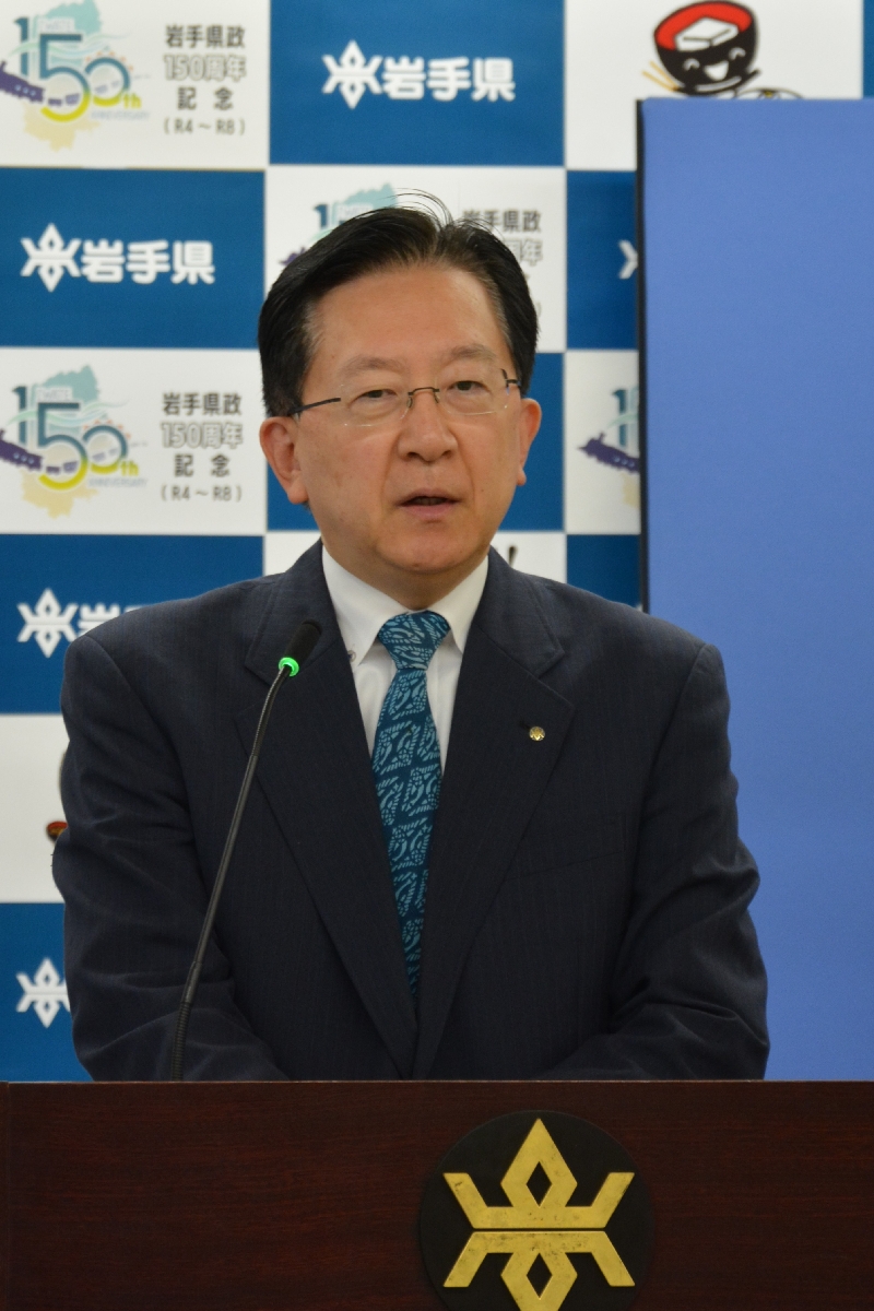 避難の在り方の見直しについて言及する達増拓也知事=24日、岩手県庁