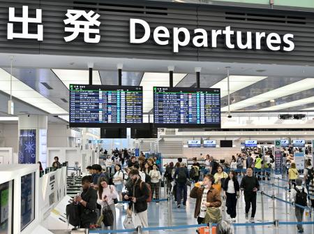 　羽田空港から出国する人たち＝１８日