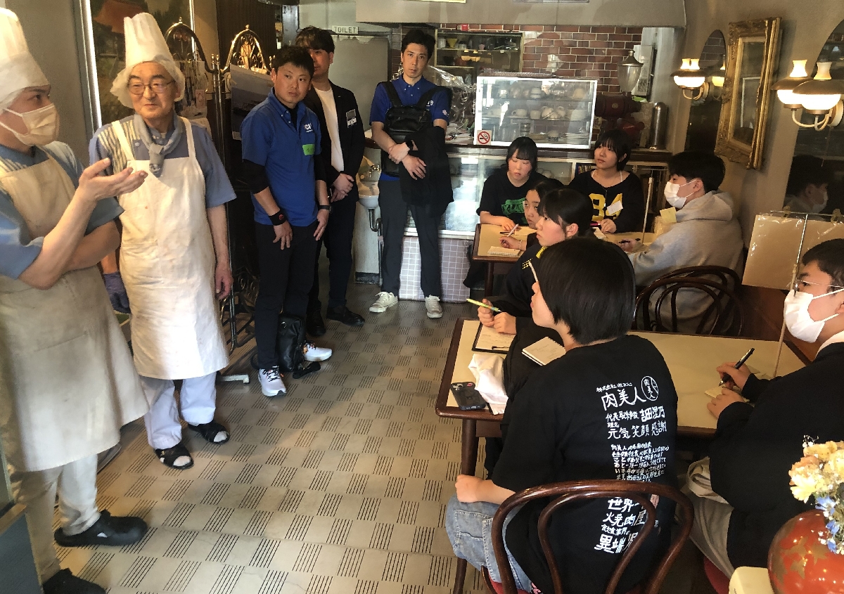 リーベシムラでのフィールドワークに取り組む中高生(右側)