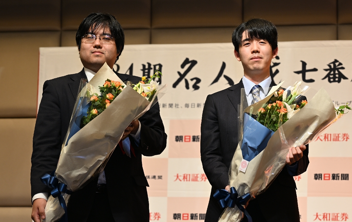 前夜祭で花束を受け取り、第２局に向けて決意を新たにする藤井聡太名人（右）と糸谷哲郎九段＝２４日、青森市