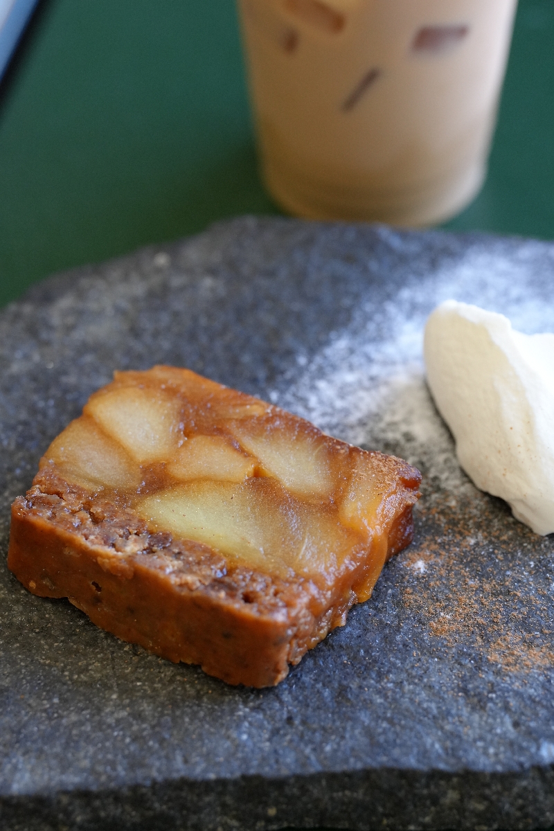 藤井聡太名人と糸谷哲郎九段が注文した午前のおやつ「紅玉丸ごとタルトタタン」(日本将棋連盟提供)