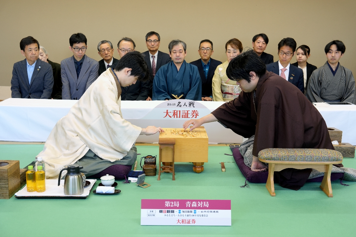 対局開始前に駒を並べる藤井聡太名人（左）と糸谷哲郎九段＝２５日、青森市（日本将棋連盟提供）