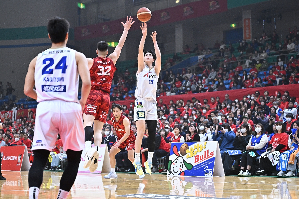 【青森―岩手】第1クオーター、青森は浅井修伍が3点シュートを放つ=盛岡タカヤアリーナ