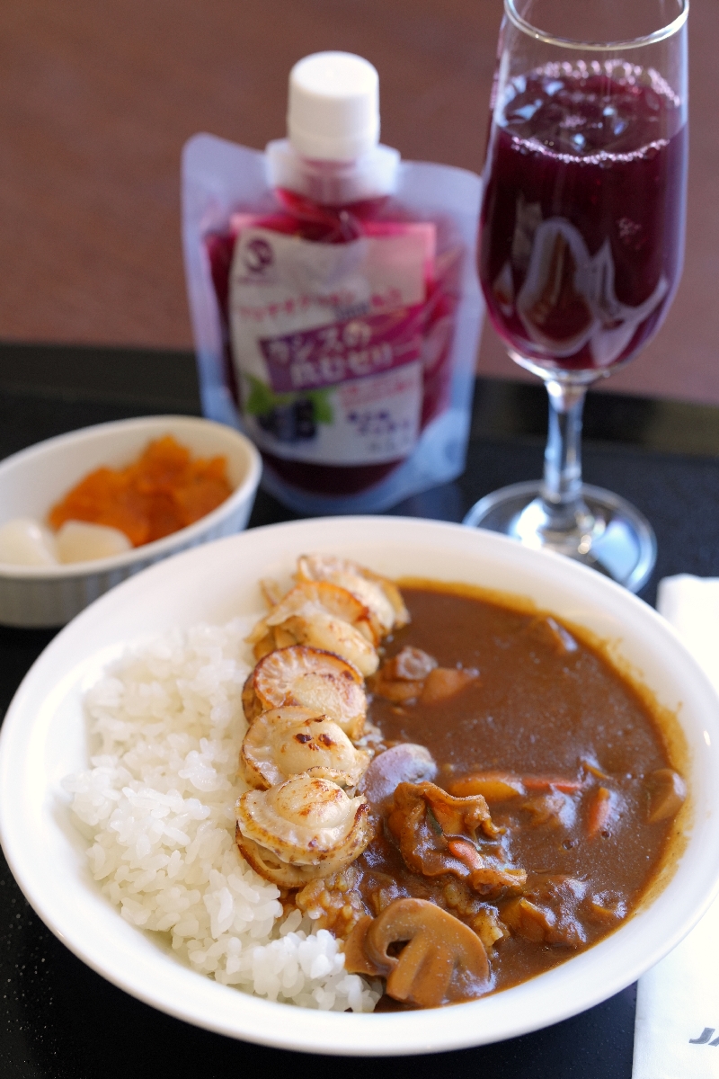 藤井聡太名人が昼食にオーダーした「伝統の陸奥湾帆立カレー」と「カシスの飲むゼリー」（日本将棋連盟提供）