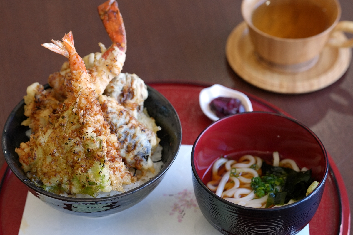 糸谷哲郎九段が注文した「本ずわい蟹と海老の天丼セット」と「雲谷育ちの自然栽培ハーブティー」（日本将棋連盟提供）