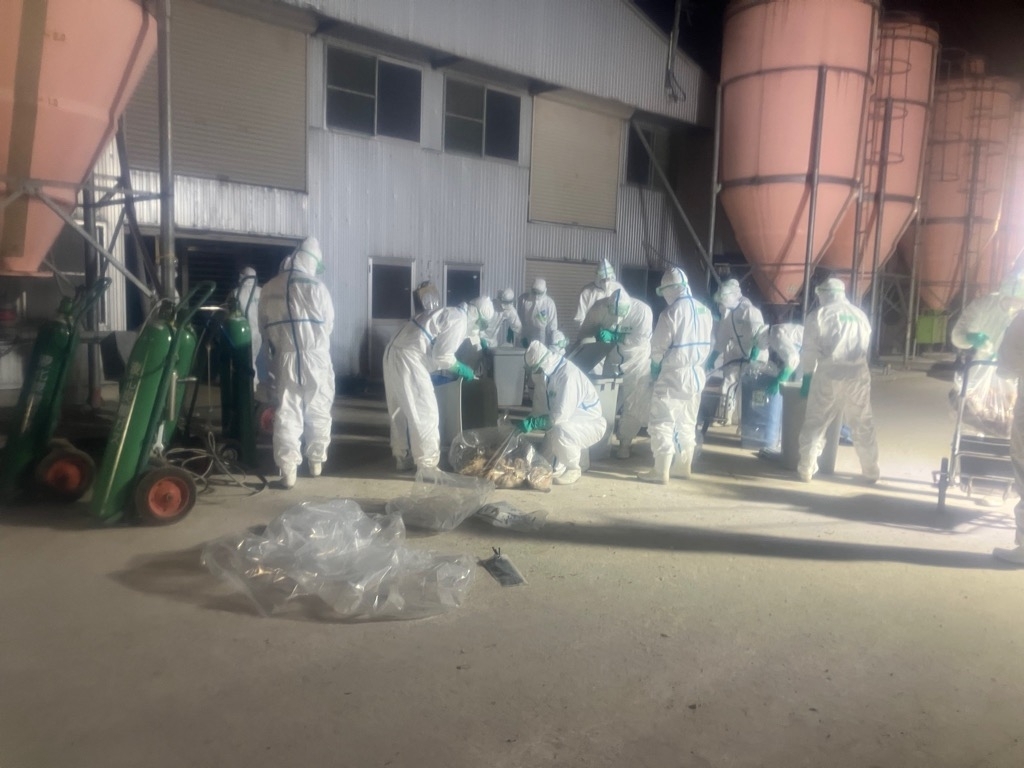 鳥インフルエンザが発生した養鶏場で行われた防疫作業＝２５日、東北町（青森県提供）