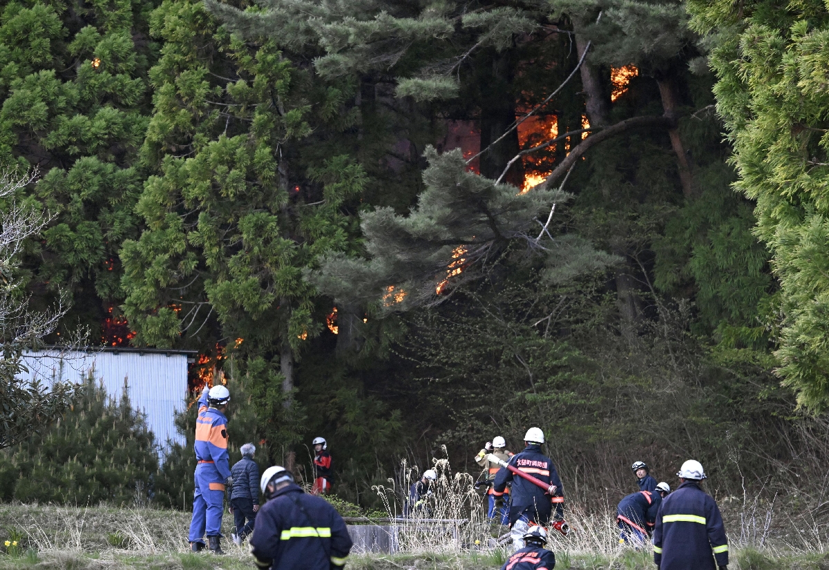 　住宅近くで消火活動に当たる消防団員ら＝２６日午後、岩手県大槌町