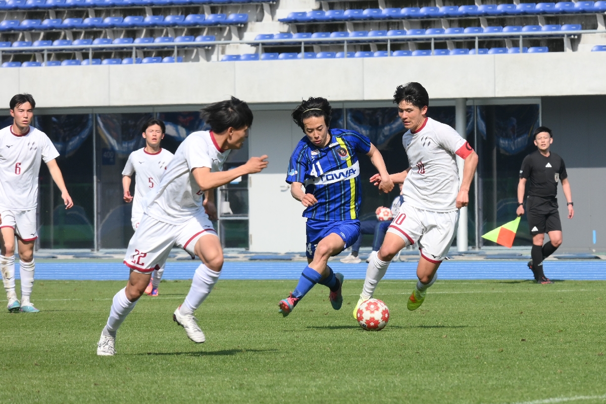 【決勝・八学大―青森】果敢なドリブルで相手ゴールに迫る八学大の柴田龍牙（右から２番目）