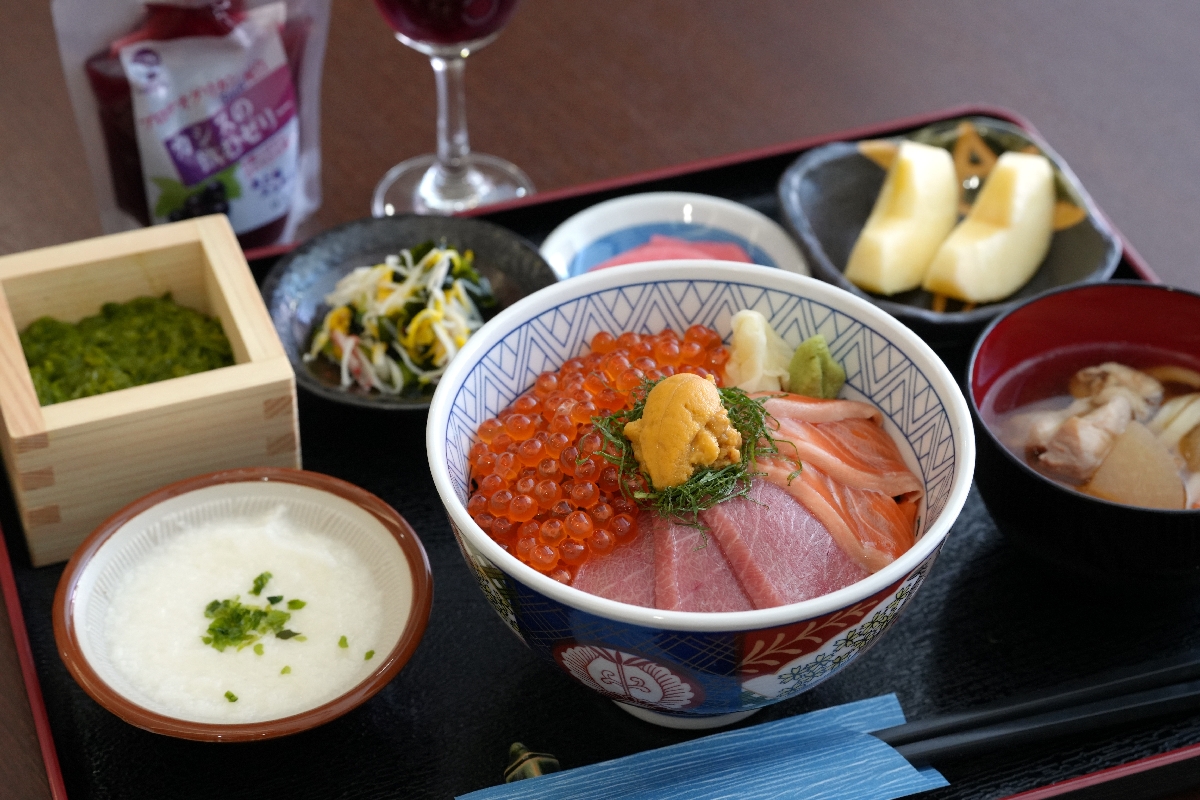 糸谷哲郎九段は「大間鮪と青森サーモンの彩り御膳」を注文した(日本将棋連盟提供)