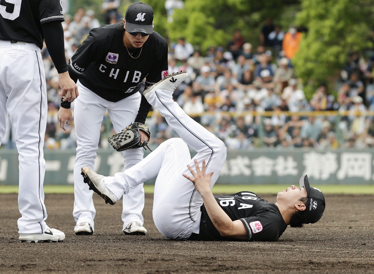 1回、負傷し倒れ込むロッテ・種市。このまま降板となった=リブワーク藤崎台