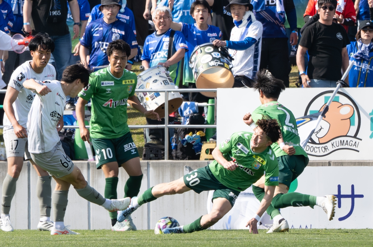 【ヴァンラーレ八戸―ブラウブリッツ秋田】後半、体を張って守るヴァンラーレの井波勇太（右手前）＝八戸プライフーズスタジアム