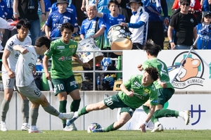 【ヴァンラーレ八戸】高見の「全緑」ポイント　球際、デュエルで熱く　これぞ八戸【秋田戦】