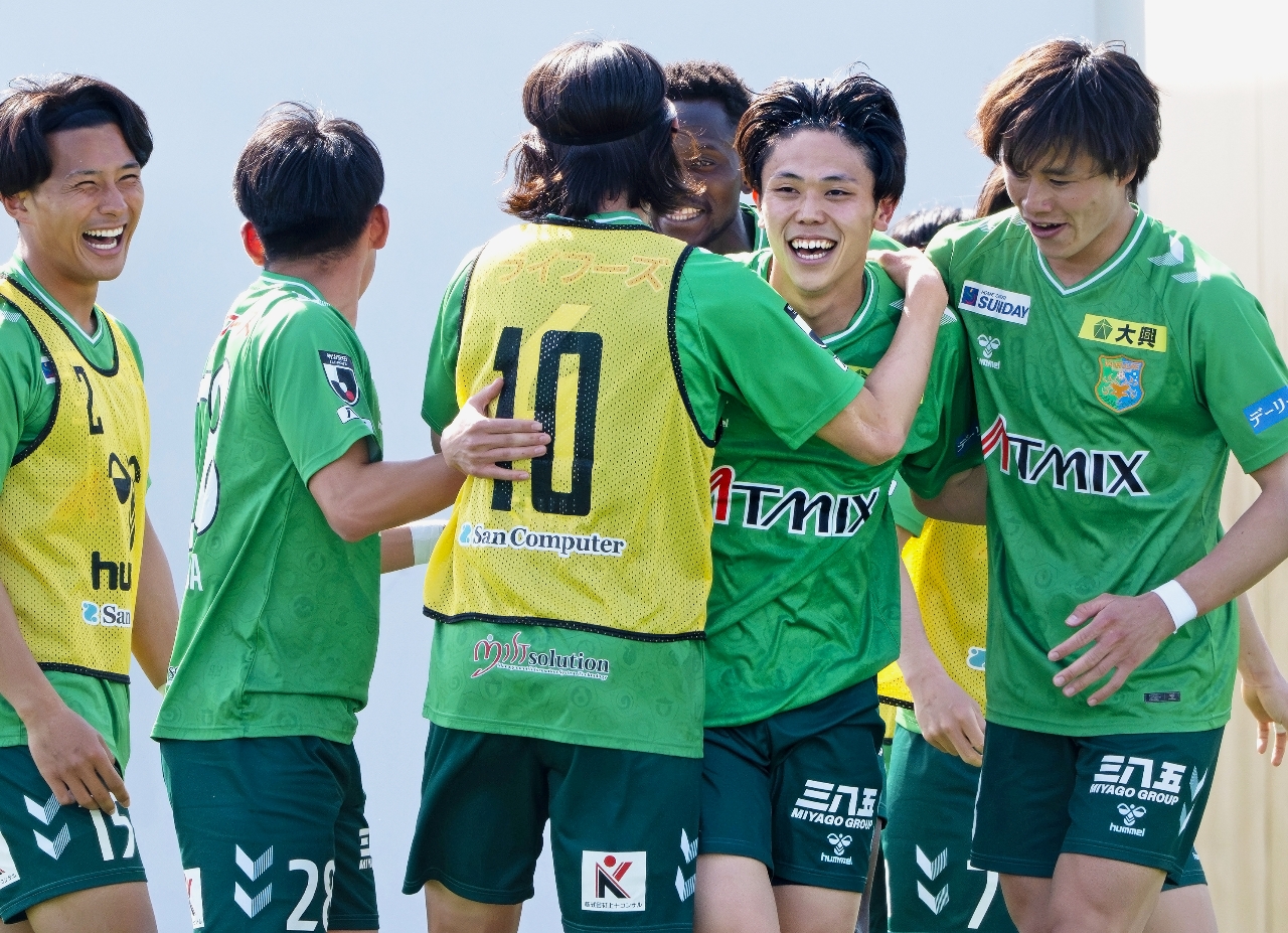 【ヴァンラーレ八戸―ブラウブリッツ秋田】後半、先制点を決め、喜ぶヴァンラーレの髙尾流星（右から２人目）＝２６日、八戸市プライフーズスタジアム