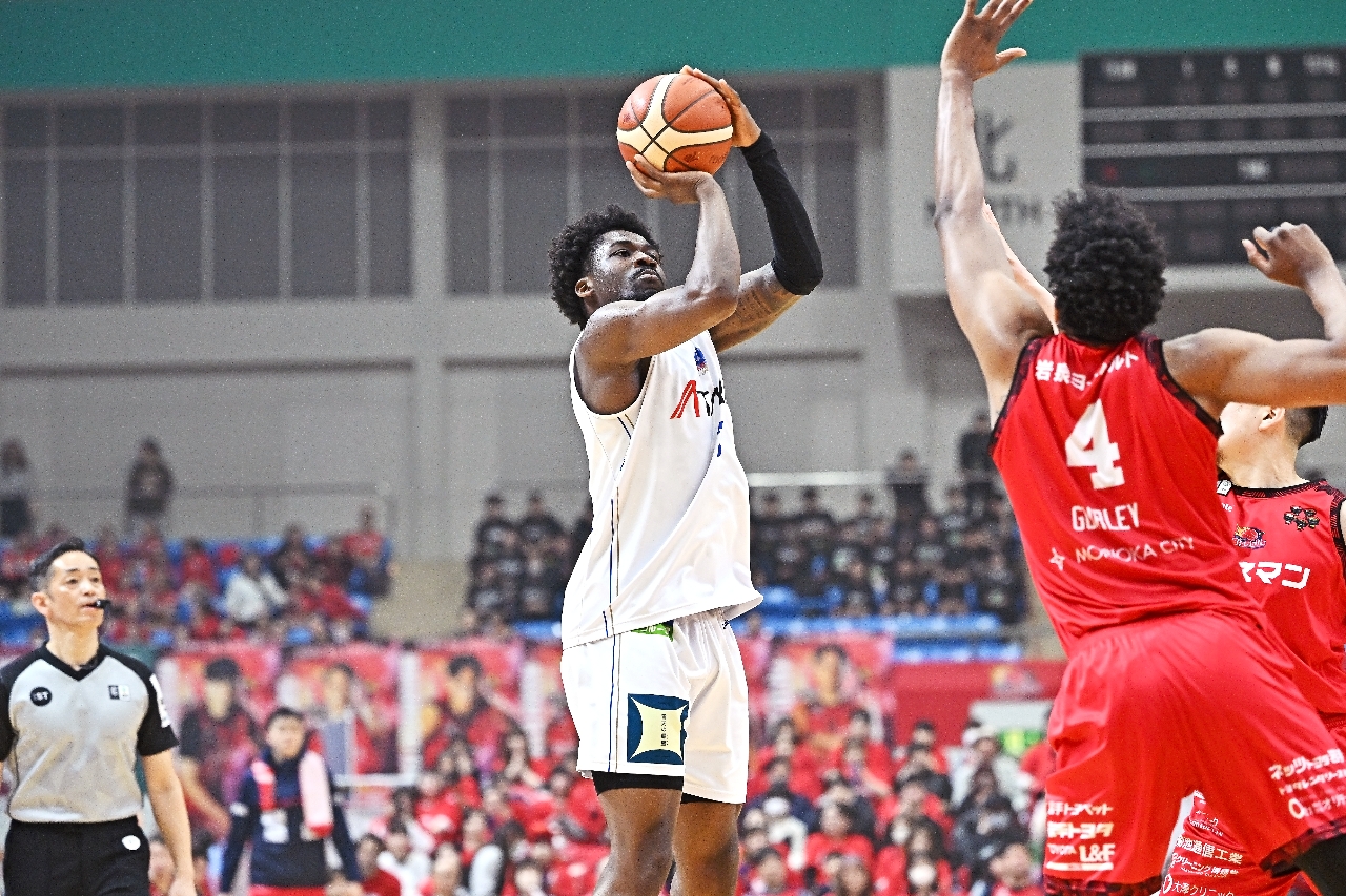 【青森―岩手】第1クオーター、青森はティム・ダルガーがシュートを狙う=盛岡タカヤアリーナ