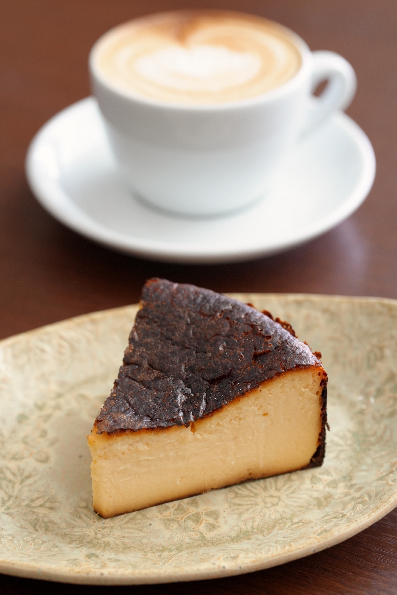 糸谷九段が午後のおやつにオーダーした「生姜みそのバスクチーズケーキ」。津軽みそを練り込み、ショウガの風味がいいアクセントになっている(日本将棋連盟)