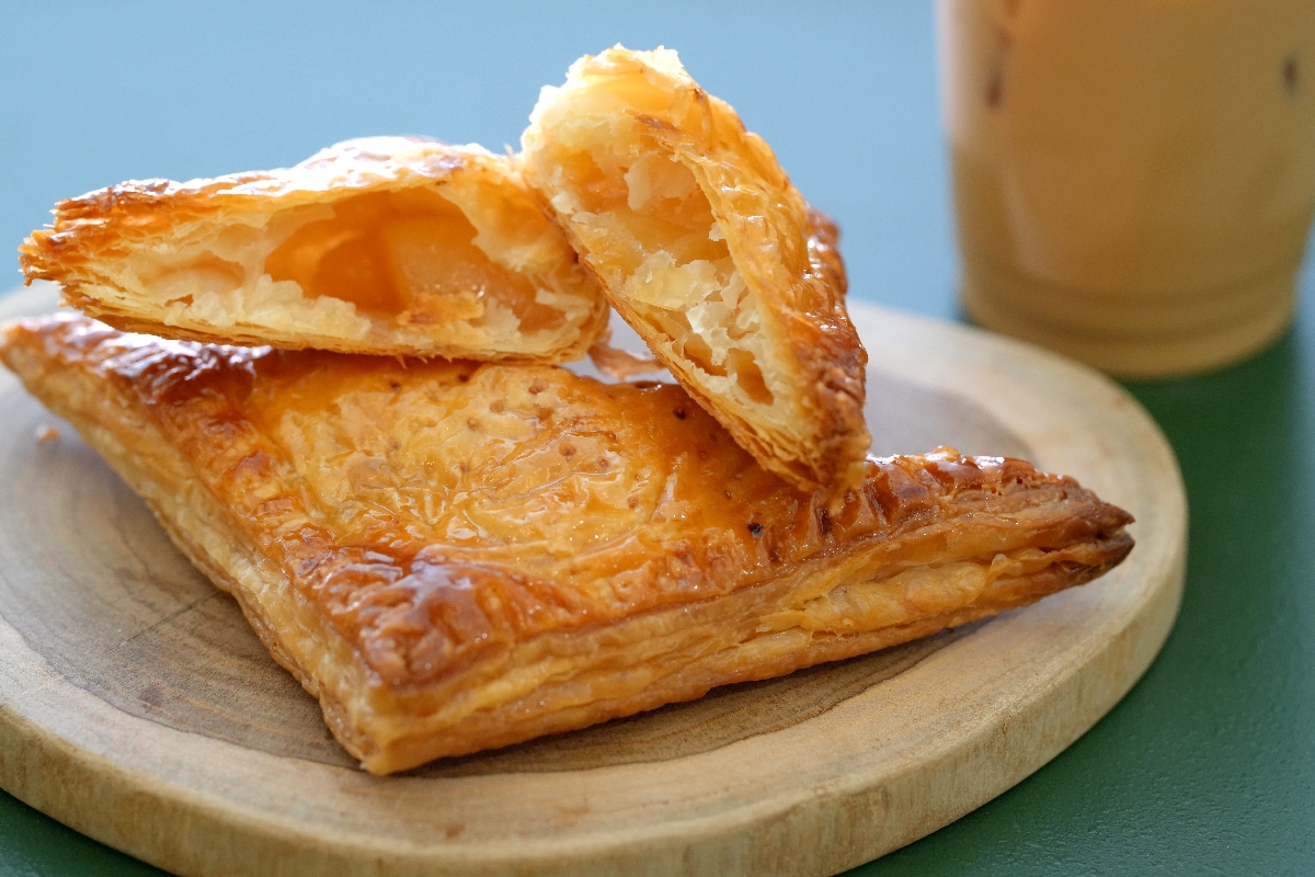 糸谷哲郎九段が午前のおやつに頼んだ「窯焼きアップルパイ」。青森県産リンゴをふんだんに使用している(日本将棋連盟)