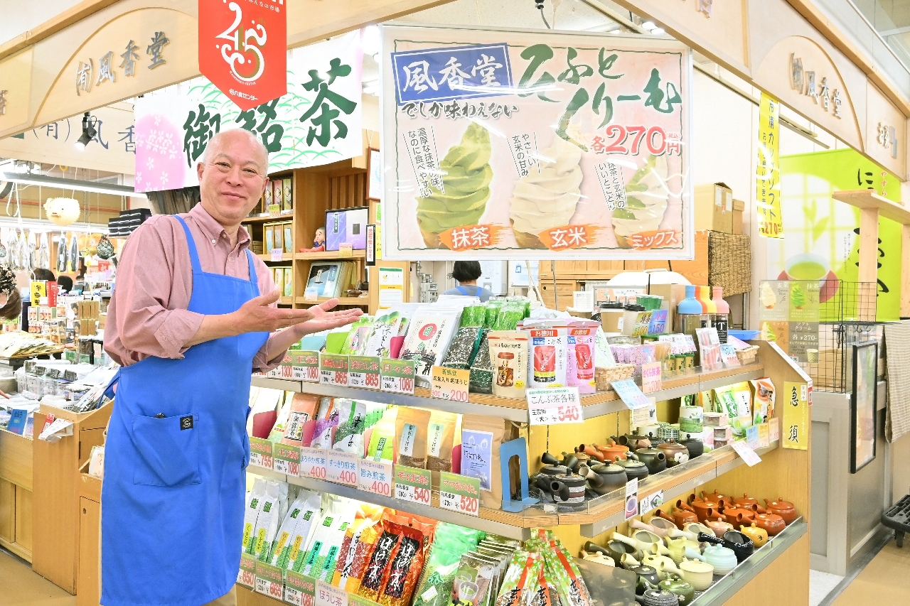 ソフトクリームをPRする佐藤泰治代表