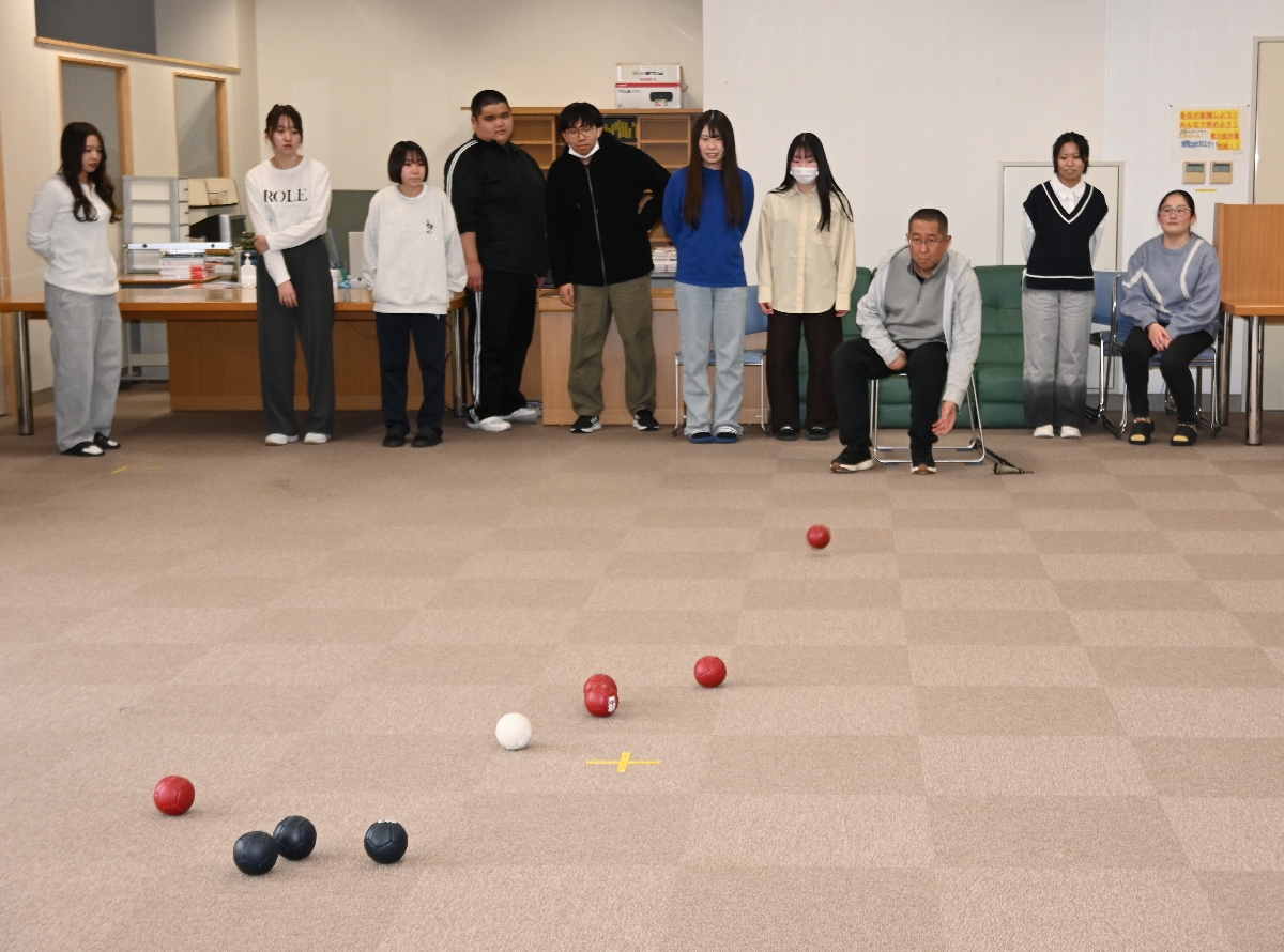 ボッチャで交流する学生と「Ｏｎｅ　Ｆｅｅｌｓ」の関係者