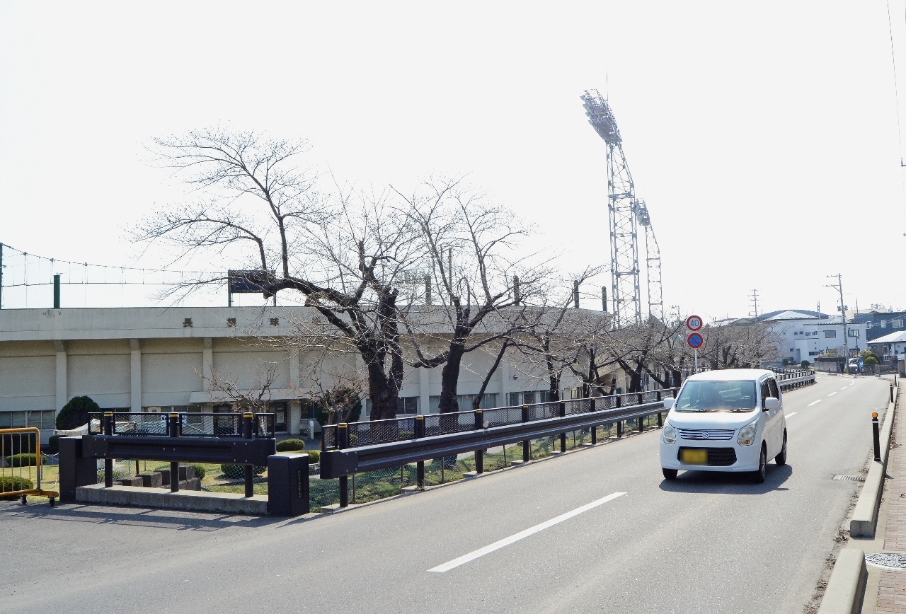 道路や住宅地に近い八戸長根球場（左奥）。今夏の全国高校野球選手権青森大会では使用を見合わせる＝３日、八戸市