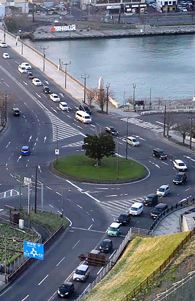 地震後、一時渋滞が発生した北海道釧路市の幣舞橋周辺=20日午後5時41分