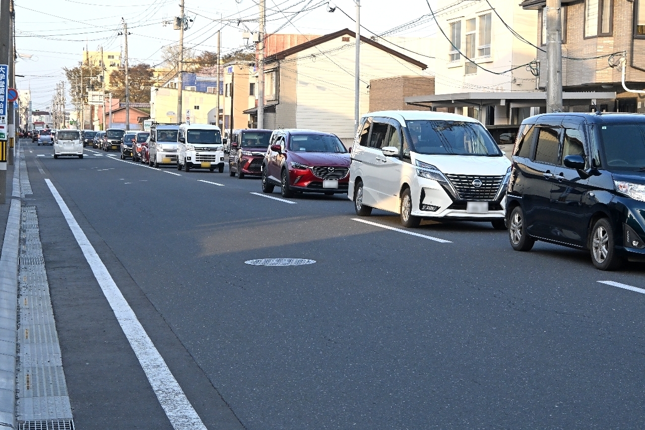 地震直後、八戸市では小中野方面から中心街方向へ向かう車で渋滞が発生。避難ルールの検証が求められている=20日