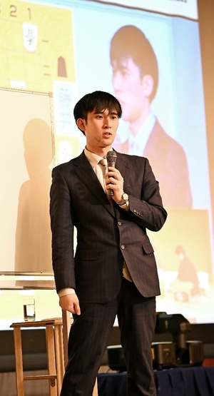 【将棋名人戦】小山四段、盛り上げに一役 大盤解説や対局指導も
