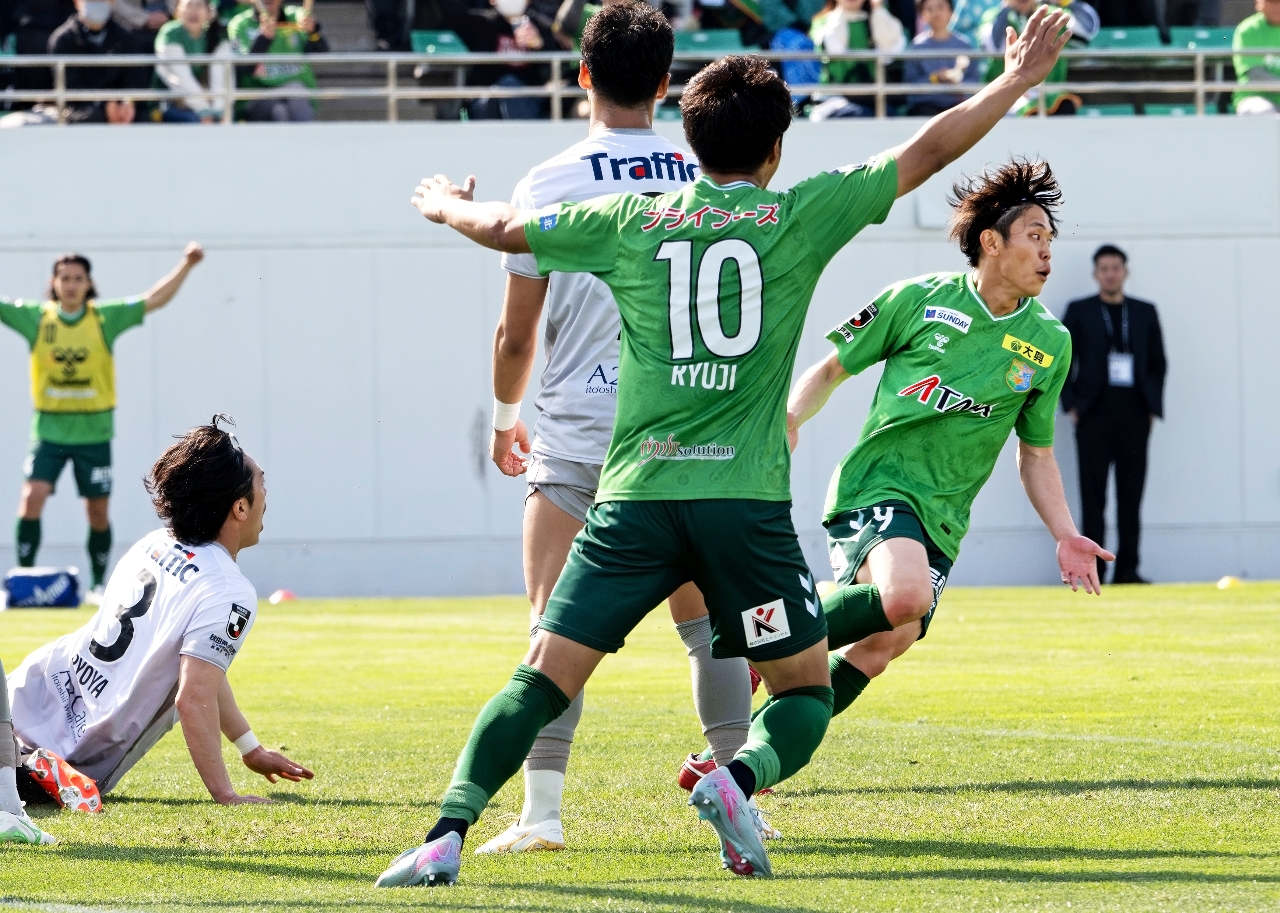 【ヴァンラーレ八戸―ブラウブリッツ秋田】後半４１分、八戸は髙尾流星（右）がゴールを決め先制する＝八戸市プライフーズスタジアム
