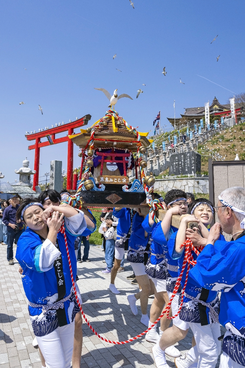 蕪嶋まつり会場を練り歩いたみこし運行＝２６日、八戸市鮫町