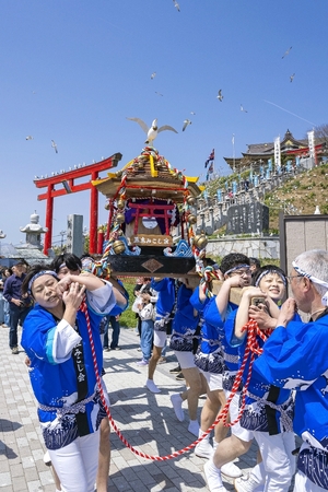 みこしわっしょい、威勢よく 「蕪嶋まつり」盛況/八戸